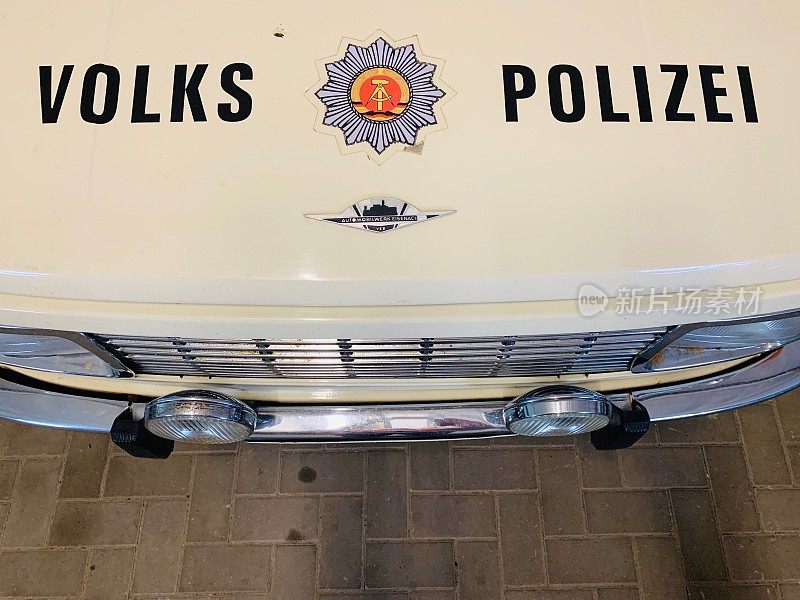 前东德警车正面:文字= Volks Polzei，人民警察